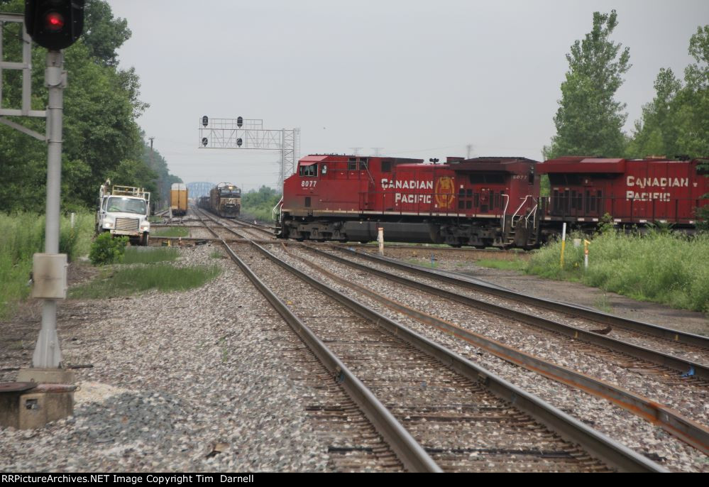 CP 8077 on CSX l165